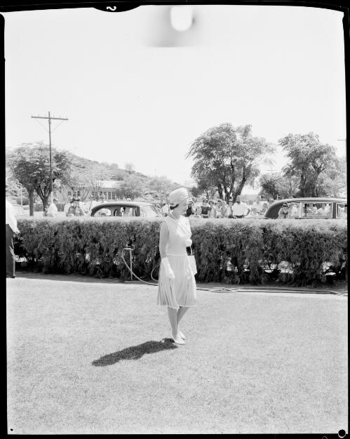 Queen Elizabeth on a tour of the Flying Doctor Service base at Alice Springs, 29 March, 1963 [picture] / John Mulligan