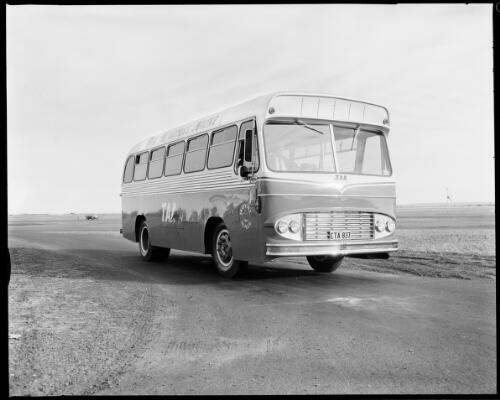 The new Trans Australian Airlines bus, Mascot Airport, Sydney, 23 July, 1962 [picture] / John Mulligan
