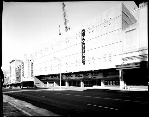 Exterior front of Hoyts Cinema Centre, George Street, Sydney, 26 December 1976 [1] [picture] / John Mulligan