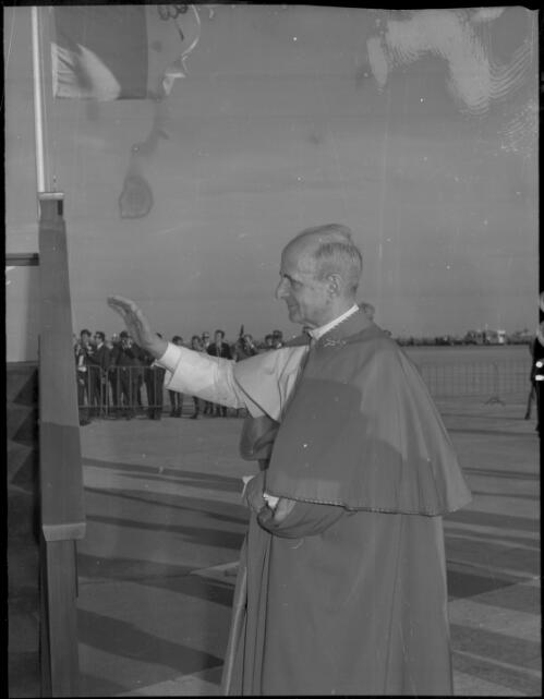 Pope Paul VI conducting a blessing from Sydney airport tarmac, 30 November 1970 [picture] / John Mulligan