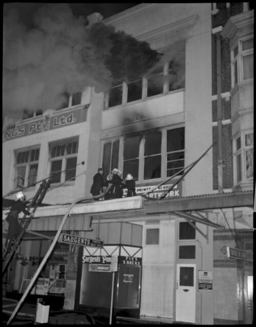New South Wales Fire Brigades fighting fire at Art Posters, Wentworth Avenue, Sydney, 24 November 1964 [2] [picture] / John Mulligan