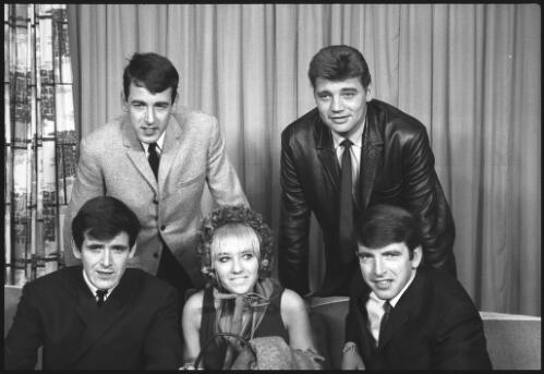 The musical group "The Bachelors" posed with an unidentified woman and an unidentified man, Sydney, 27 September 1965 [1] [picture] / John Mulligan