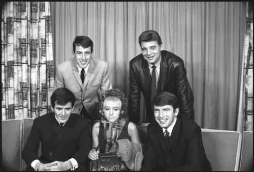 The musical group "The Bachelors" posed with an unidentified woman and an unidentified man, Sydney, 27 September 1965 [2] [picture] / John Mulligan