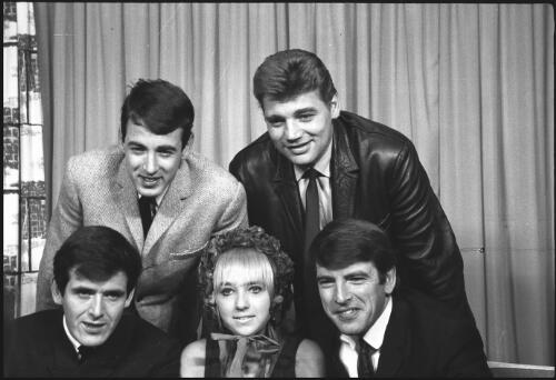 The musical group "The Bachelors" posed with an unidentified woman and an unidentified man, Sydney, 27 September 1965 [4] [picture] / John Mulligan