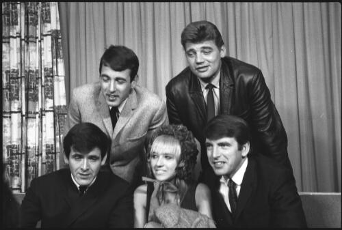 The musical group "The Bachelors" posed with an unidentified woman and an unidentified man, Sydney, 27 September 1965 [5] [picture] / John Mulligan