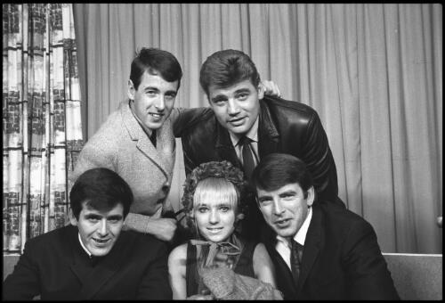The musical group "The Bachelors" posed with an unidentified woman and an unidentified man, Sydney, 27 September 1965 [6] [picture] / John Mulligan