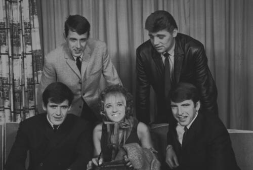 The musical group "The Bachelors" posed with an unidentified woman and an unidentified man, Sydney, 27 September 1965 [9] [picture] / John Mulligan