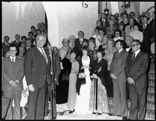 Gough Whitlam addressing crowd at the opening of Roxy Theatre, Hoyts, George Street, Parramatta, 1976 [2] [picture] / John Mulligan
