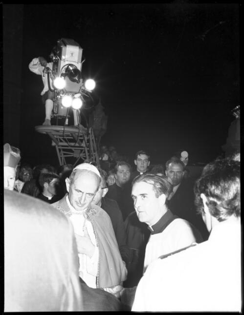 Pope Paul VI arriving St. Mary's Cathedral during his visit to Australia, 1 December 1970, [1] [picture] / John Mulligan