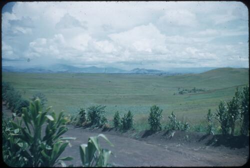 The deserted flat plain of the northern side of the Waghi Valley Waghi Valley, Papua New Guinea, 1954 [picture] / Terence and Margaret Spencer