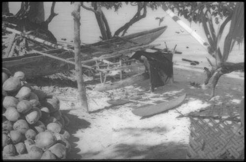 Children's play canoes (1) Carteret Islands, Papua New Guinea, 1960 [picture] / Terence and Margaret Spencer