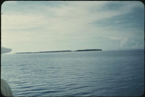 Islands of the atoll's ring (5) Mortlock Islands, Papua New Guinea, 1960 [picture] / Terence and Margaret Spencer