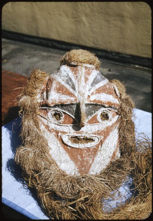 Mask (4) Papua New Guinea [picture] / Terence and Margaret Spencer