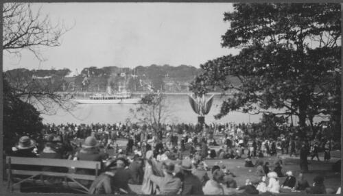 [Crowd gathered at the Royal Botanic Gardens, Sydney on the western shore of Farm Cove, during the visit to Sydney of H.R.H. the Prince of Wales, June - July 1920] [picture]