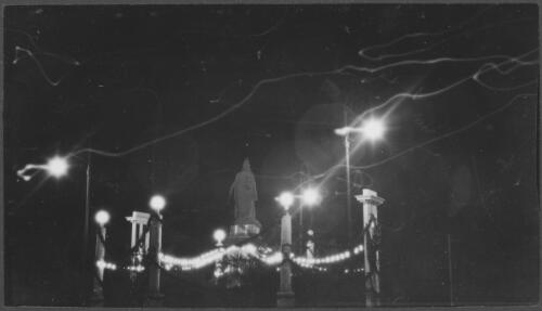[Illuminated statue of Queen Victoria during the visit to Sydney of H.R.H. the Prince of Wales, June - July 1920] [picture]