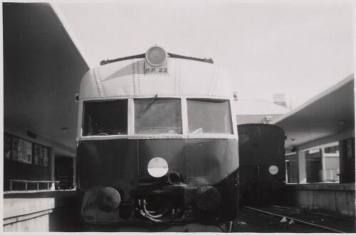 Hobart suburban rail car DP22 at the platform of Hobart Railway Station in August 1960 [picture] / John Davenport