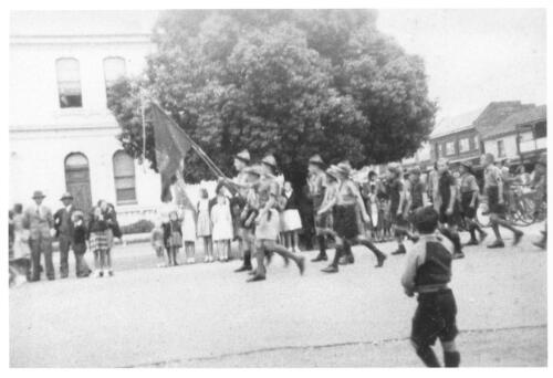 [Scouts marching with flags on Anzac Day, 1948 in Queanbeyan, New South Wales] [picture]