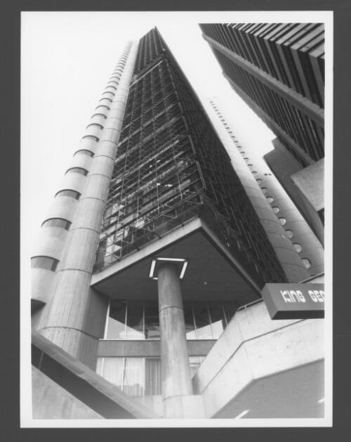 [American Express Tower, a 28 storey office building in Sydney designed in 1971 by John Andrews] [picture] / [Robert Maccoll]