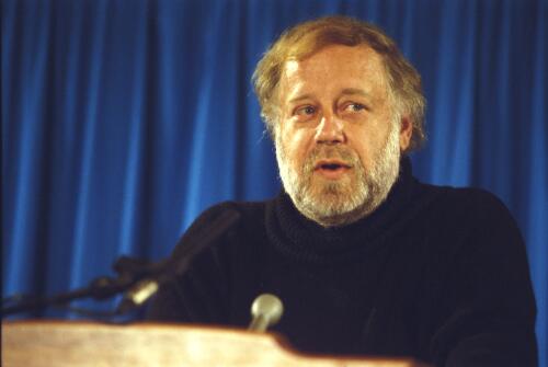 Collection of portraits of Phillip Adams, addressing the National Press Club, Canberra, 26 July 1989 [picture] / [National Library of Australia]