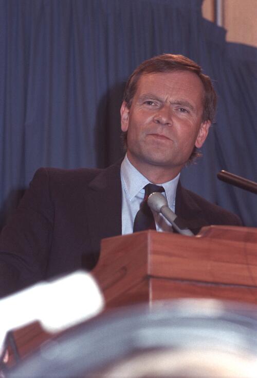 [Portrait of Jeffrey Archer at the National Press Club, Canberra, 12 October 1988] [picture] / [National Library of Australia]