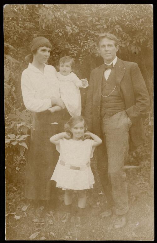 Palmer family, Killenna, (from left to right) Nettie, Helen, Vance and Aileen (standing), 1918 [picture]
