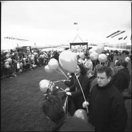 [Spectators await the Olympic torch relay], New Parliament House, Canberra, 5 September 2000 [1] [picture] / Loui Seselja