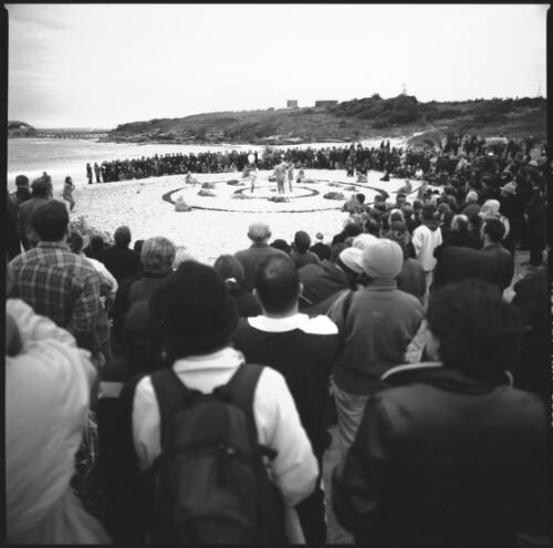 [Large crowd watches as the ceremonial lighting of a raft takes place in the Pacific Ocean, Tubowgule - the meeting of the waters, Sydney 2000 Olympic Arts Festival welcoming ceremonies, Sydney, 18 August 2000, 5] [picture] / Loui Seselja