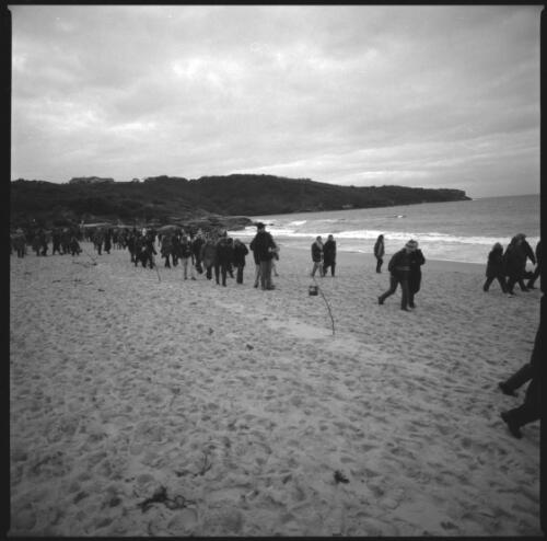 Tubowgule, the crowd leaves the beach after the ceremony [1] Sydney 18 August 2000 [picture] / Loui Seselja