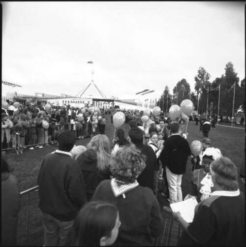 [Spectators await the Olympic torch relay], New Parliament House, Canberra, 5 September 2000 [2] [picture] / Loui Seselja