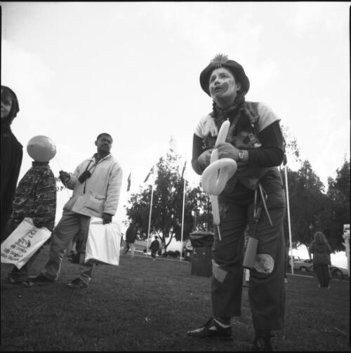[A clown twisting a balloon], Olympic torch relay, New Parliament House, Canberra, 5 September 2000 [picture] / Loui Seselja