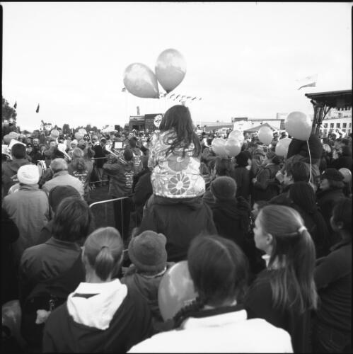 [Spectators await the Olympic torch relay], New Parliament House, Canberra, 5 September 2000 [3] [picture] / Loui Seselja