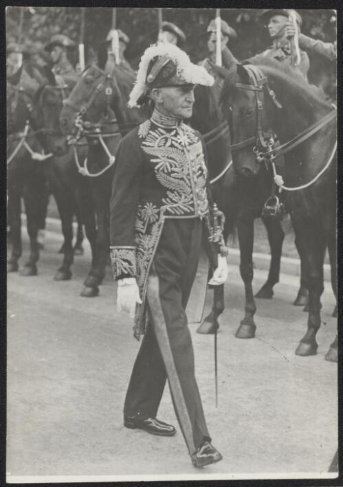 Governor-General Sir Isaac Isaacs inspecting mounted troops, ca. 1935 [picture]
