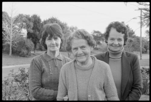 Violet Dowd and her daughters Iris and Merle, 22 June 1983 [picture] / Hazel de Berg