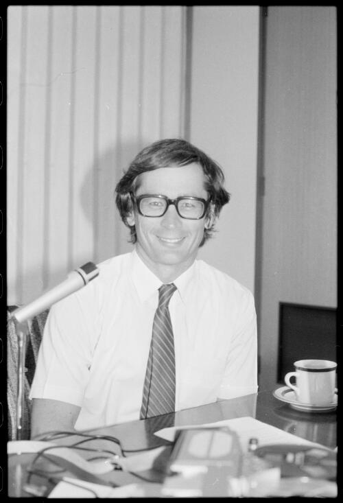 Portrait of Dick Smith taken during an oral history interview, 8 April 1983 [picture] / Hazel de Berg