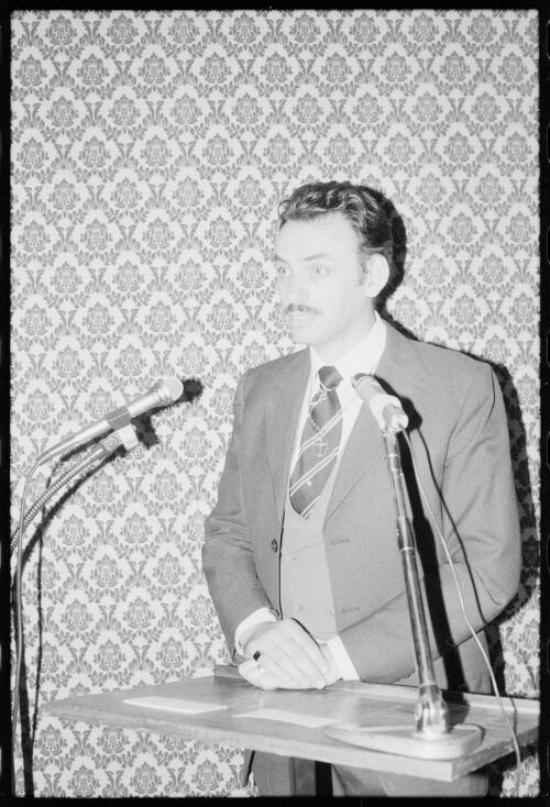 Reverend Geoffrey Usher speaking at the  English Association Diamond Jubilee Dinner, 19 Ocober 1983 [picture] / Diana Ritch