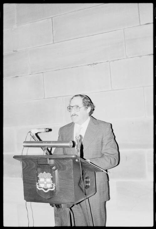 Professor Graham De Vahl Davis speaking at the Torch of Learning of the Hebrew University Jerusalem, Sydney University, New South Wales, 20 November 1983 [picture] / Diana Ritch