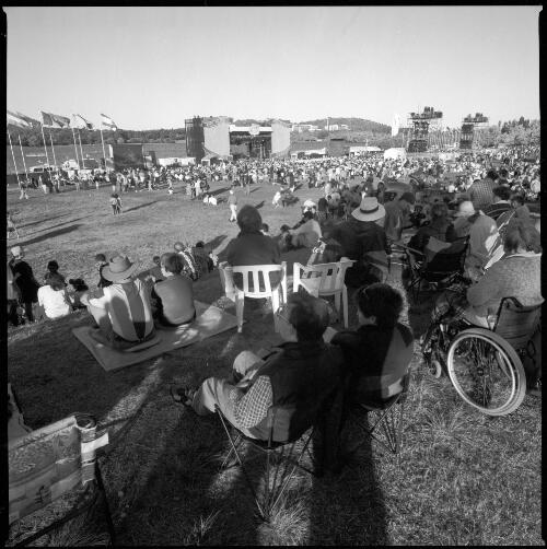 [Crowd gathered for the Centenary of Federation concert held on the foreshores of Lake Burley Griffin, Canberra,  12 March 2001] [picture] / Loui Seselja