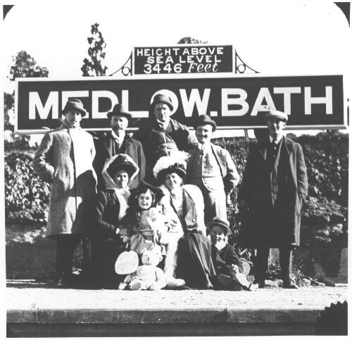 [Group of people on the platform at Medlow Bath railway station, New South Wales] [picture]
