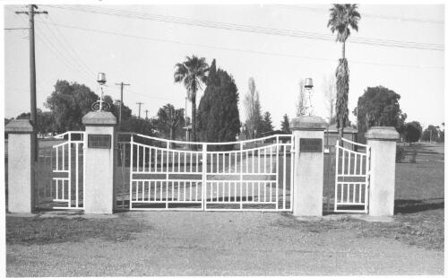 Walter Day Memorial Gates, Lockhart [picture] / Wm. A. Bayley