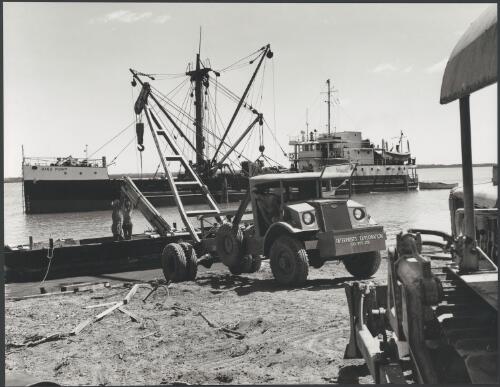 [Comalco at Weipa, shipping bauxite to Gladstone and overseas] [picture] / Wolfgang Sievers