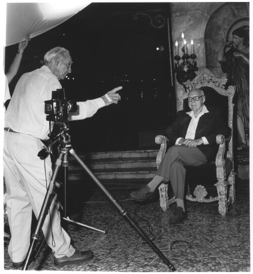 Max Dupain photographing John Hinde in foyer of [the State] Theatre, [Sydney], 1992 [picture] / Jill White