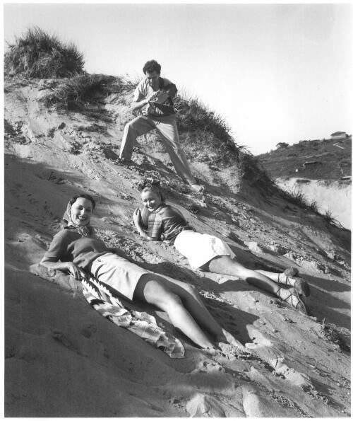 Damien Parer with two models on Bungan Beach, [N.S.W.], 1930s [picture] / [Max Dupain]