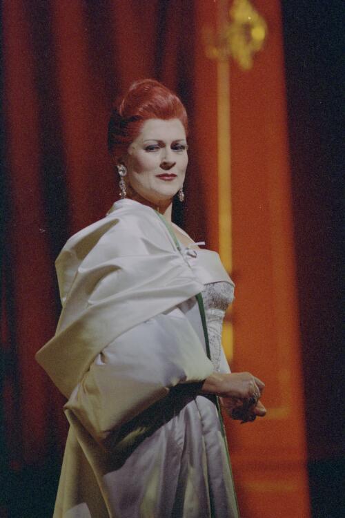 [Portrait of Jennifer McGregor as Lulu in Lulu, Australian Opera, February 1994] [picture] / Don McMurdo