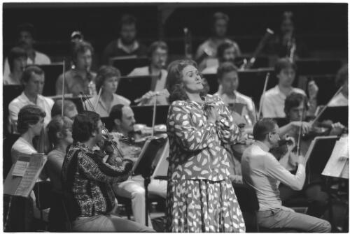 [Luciano Pavarotti and Joan Sutherland rehearsal, (Joan Sutherland), March 1983] [picture] / Don McMurdo