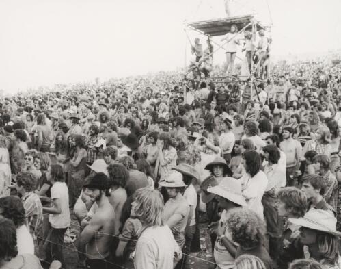 Large crowds gathered when bands like Billy Thorpe and the Aztecs were playing, Sunbury 1972 [picture] / Soc Hedditch