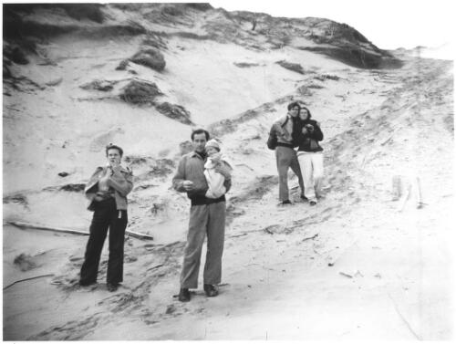 Joy Hester, Sidney Nolan holding Sweeney, John & Sunday Reed, Point Lonsdale, Victoria [picture] / [Albert Tucker]