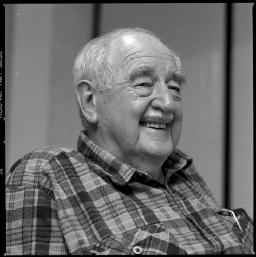 [Portrait of Hec McMillan at the National Library of Australia, Sept. 5, 2001] [picture] / Loui Seselja