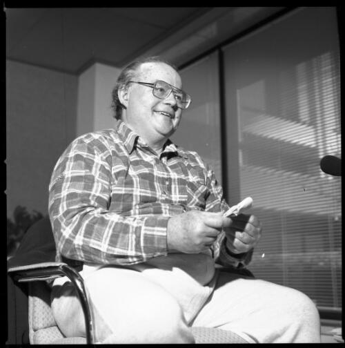 [Portrait of Denis Kevans at the National Library of Australia, June 4, 2001] [picture] / Loui Seselja