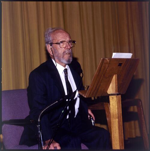 Portrait of Dr. H.C. Coombs delivering the 1991 Kenneth Myer Lecture, "Aborigines made visible : from humbug to politics," at National Library of Australia, Canberra, 29 October 1991 [picture]