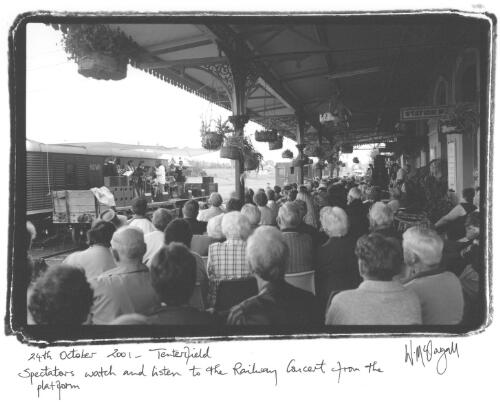 Spectators watch and listen to the Railway Concert from the platform, 24th October 2001, Tenterfield [picture] / Wendy McDougall